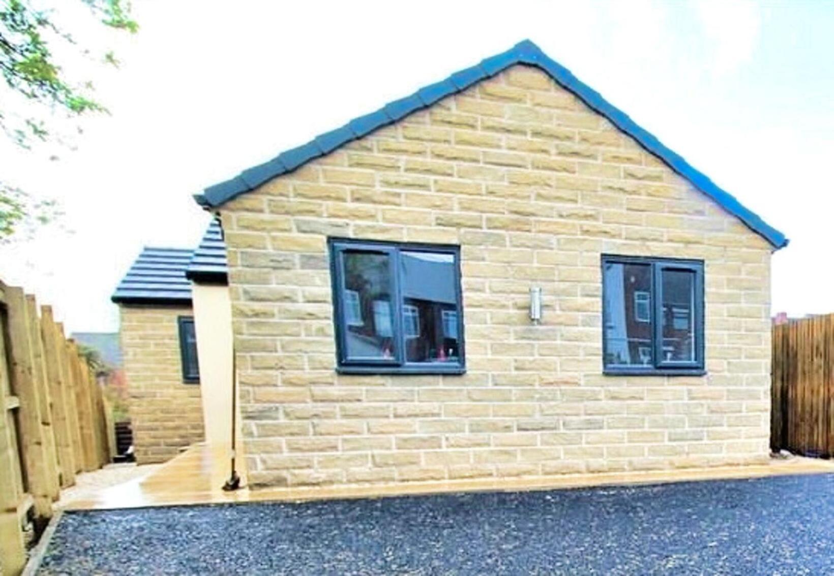 Rotherham - Rawmarsh - Great Customer Feedback - 2 Bed Bungalow - New Build - High End Furnishings - Wheel Chair Accessible - Large Enclosed Garden - Dog Friendly Dış mekan fotoğraf