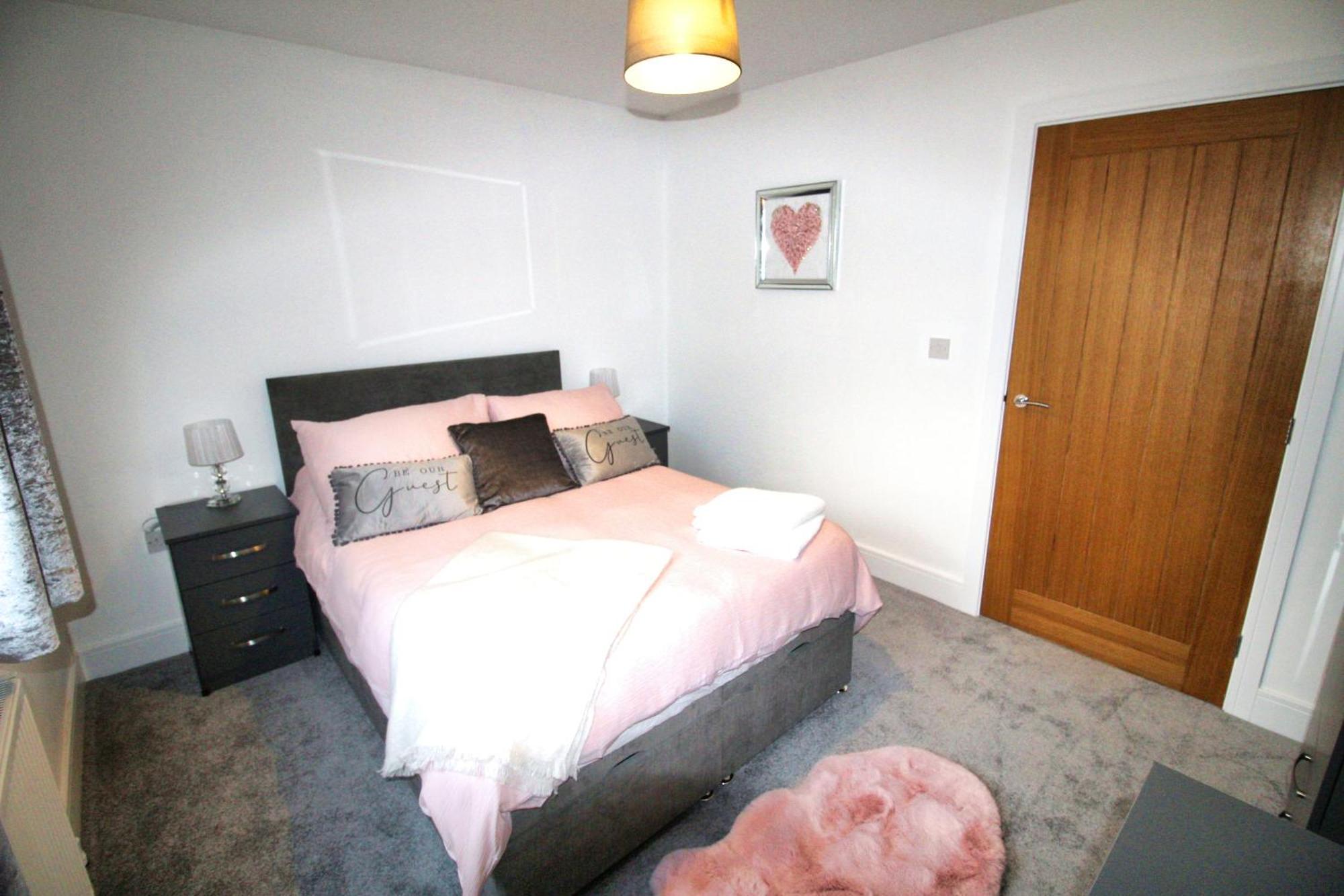 Rotherham - Rawmarsh - Great Customer Feedback - 2 Bed Bungalow - New Build - High End Furnishings - Wheel Chair Accessible - Large Enclosed Garden - Dog Friendly Dış mekan fotoğraf