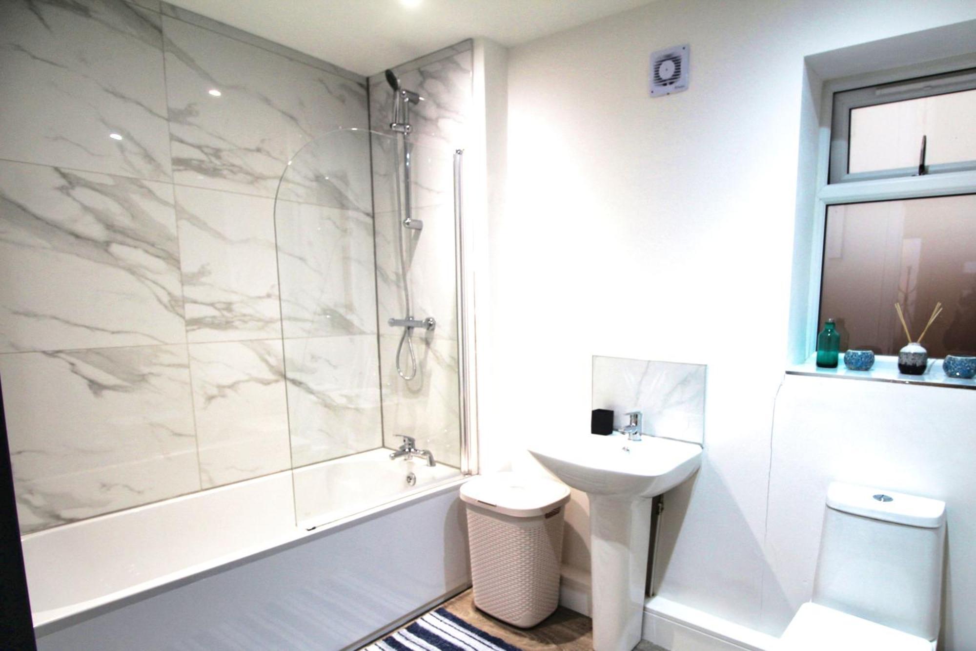 Rotherham - Rawmarsh - Great Customer Feedback - 2 Bed Bungalow - New Build - High End Furnishings - Wheel Chair Accessible - Large Enclosed Garden - Dog Friendly Dış mekan fotoğraf